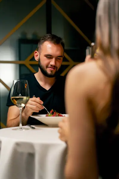 Zbliżenie Młodego Faceta Brodą Jedzącego Sałatkę Włoskiej Restauracji Podczas Randki — Zdjęcie stockowe