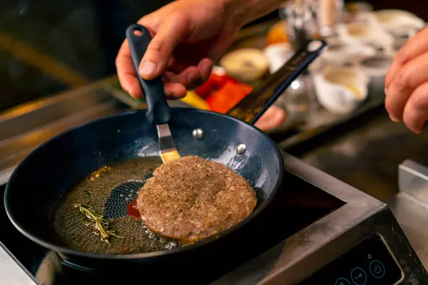 Primer Plano Chef Freír Una Hamburguesa Ternera Cocina Profesional Del —  Fotos de Stock