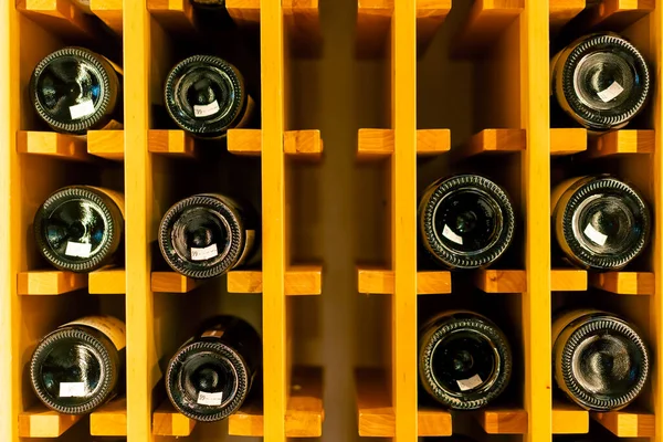 Κοντινό Πλάνο Του Ξύλινου Ράφι Κρασιού Μπουκάλια Κρασιού Ένα Ιταλικό — Φωτογραφία Αρχείου