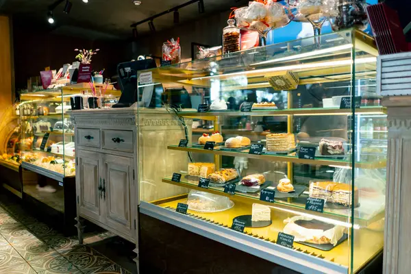 Крупный План Холодильников Различными Десертами Итальянском Ресторане Концепции Любви Тортам — стоковое фото