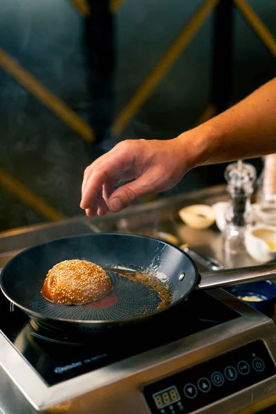 Primer Plano Chef Brindando Por Bollo Una Plancha Mientras Cocina —  Fotos de Stock