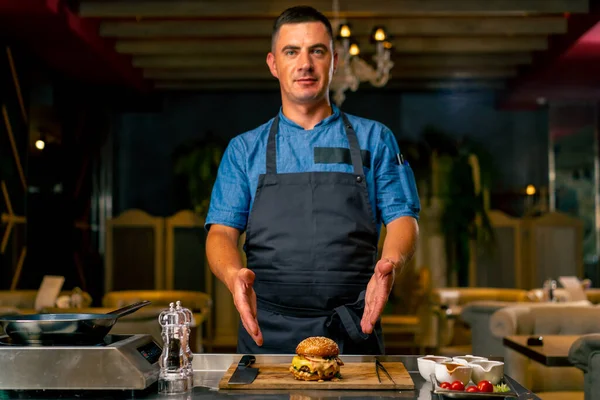 Chef Restaurante Italiano Uniforme Mostra Hambúrguer Que Ele Cozinhou Sua — Fotografia de Stock