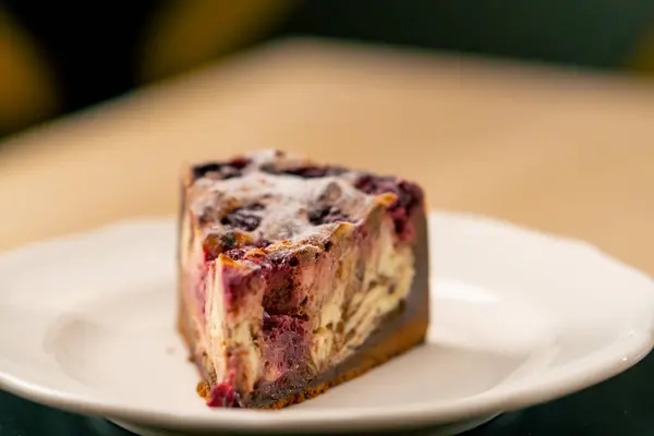 Talyan Restoranında Beyaz Bir Tabakta Duran Lezzetli Bir Pastanın Yakın — Stok fotoğraf