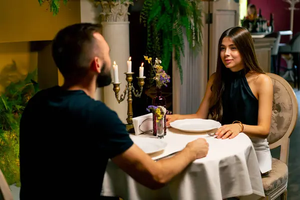 Junge Paare Sitzen Einem Italienischen Restaurant Und Unterhalten Sich Beim — Stockfoto