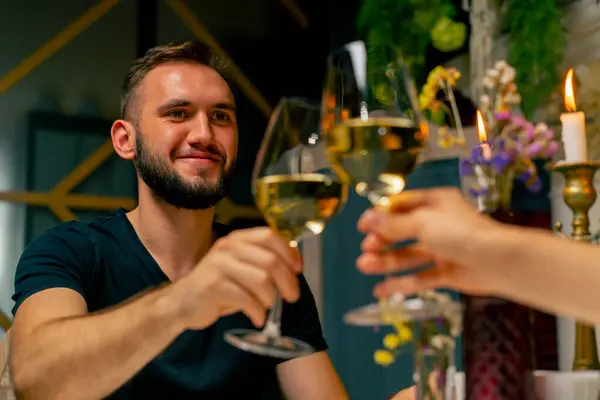Junges Paar Sitzt Einem Italienischen Restaurant Und Plaudert Süß Und — Stockfoto