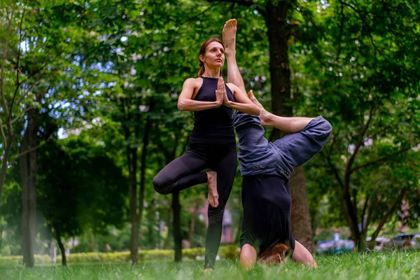 恋爱中的夫妻或瑜伽教练和在城市公园里做运动的妇女 — 图库照片