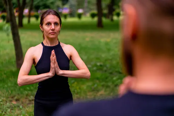 Paar Praktiziert Yoga Freien Einem Stadtpark Und Macht Meditationsübungen Mit — Stockfoto