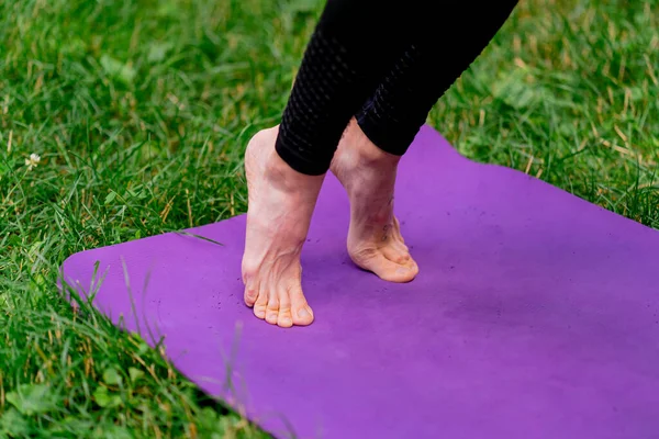 Спортивный Тощий Накачал Ноги Женщины Стоящей Ногами Коврике Йоги Медитации — стоковое фото