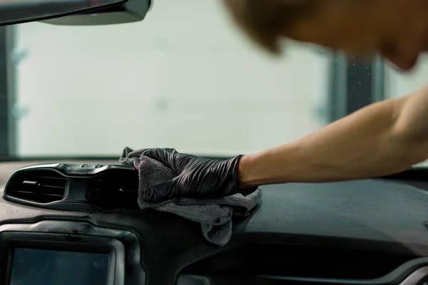 Detaylı Işlemler Sırasında Lüks Bir Arabanın Panelini Temizlemek Için Mikrofiber — Stok fotoğraf
