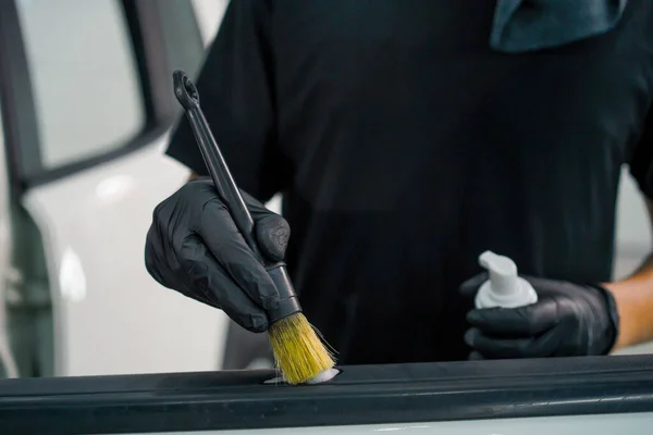 Close Carwash Medewerker Gebruikt Een Borstel Wasschuim Een Luxe Autodeurkaart — Stockfoto