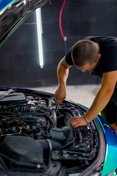 Car Service Worker Wrench His Hands Fixes Car Chamillion Colored — Stock Photo, Image