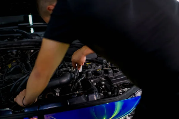 Automobilový Dělník Klíčem Ruce Opravuje Auto Chamillion Barevném Filmu Otevřenou — Stock fotografie