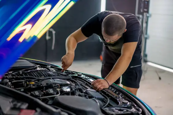 Car Service Worker Wrench His Hands Fixes Car Chamillion Colored — Stock Photo, Image