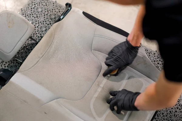 Oto yıkama işçisinin yakın plan fotoğrafı. Lüks bir arabadan haç fırçalama işlemi sırasında çıkarılmış.