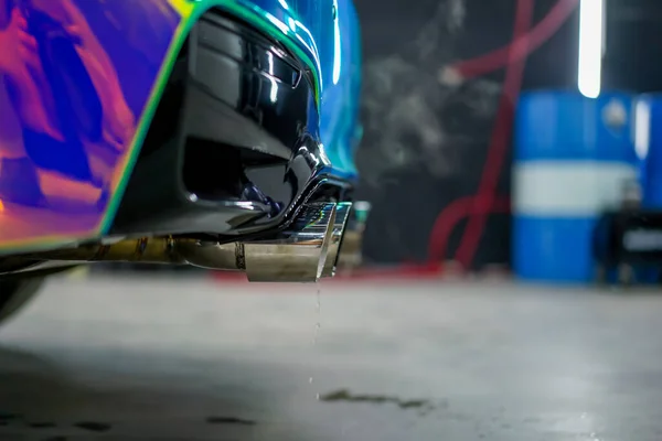 Detailní Záběr Výfukové Potrubí Vyzařující Kouř Luxusního Auta Chameleonové Barvy — Stock fotografie