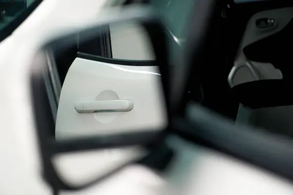 洗车过程中一辆豪华白色轿车侧镜的特写 — 图库照片