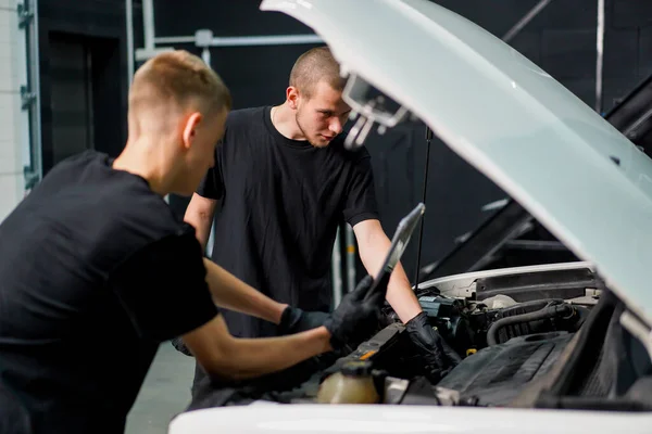 Two Auto Mechanics Stand Next White Suv Hood Open Look — Stock Photo, Image