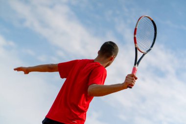 Şampiyonluktan sonra profesyonel tenis oyuncusunun portresi ya da tenis kortunun raketi arka planda.