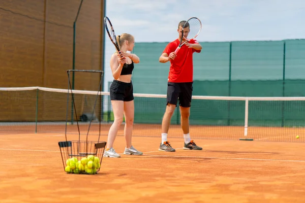 Joven Entrenador Enseña Una Chica Principiante Jugar Tenis Practicar Movimientos —  Fotos de Stock