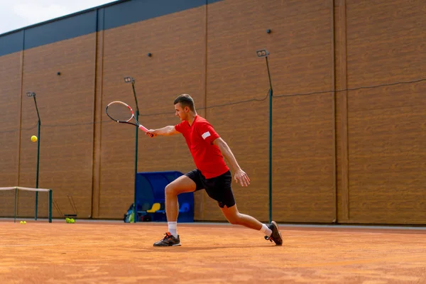 Genç Profesyonel Oyuncu Koçu Raket Tenis Topuyla Tenis Kortu Antrenmanı — Stok fotoğraf