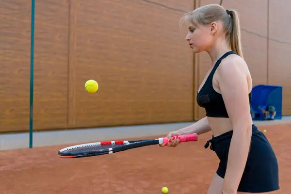 Jong Meisje Beginner Tennis Speler Slaat Bal Met Een Racket — Stockfoto