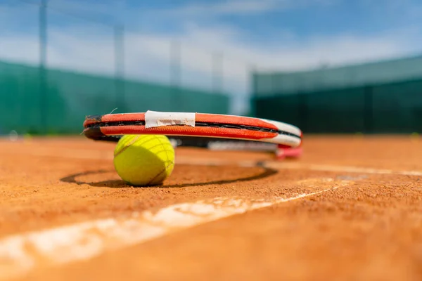Крупный План Спортивного Инвентаря Теннисных Ракеток Мячей Лежит Открытым Небом — стоковое фото