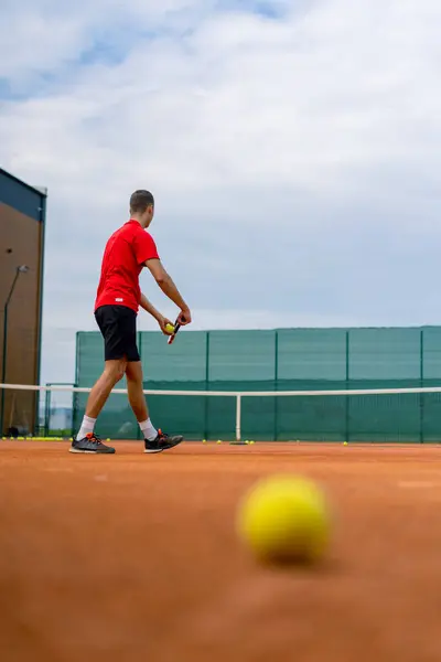 Joven Entrenador Jugador Profesional Las Prácticas Tenis Aire Libre Golpes — Foto de Stock