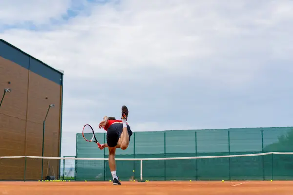室外网球场的年轻职业网球教练用球拍练习击球 — 图库照片