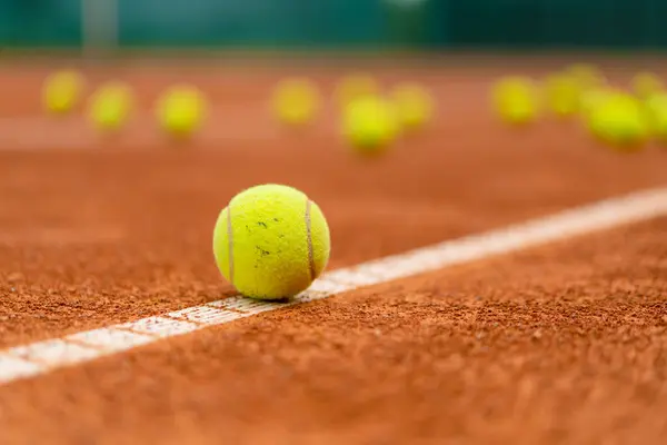Gros Plan Une Balle Tennis Couchée Sur Terrain Argile Concept — Photo