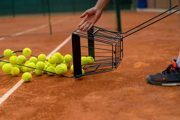 Sepet Kil Tenis Kortundan Düşen Birçok Tenis Topunun Yakın Plan — Stok fotoğraf