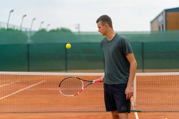 Ung Tennisspelare Tränare Slå Bollen Med Ett Racket Tennisbanan Förbereder — Stockfoto