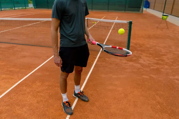 Primer Plano Joven Entrenador Tenis Golpeando Pelota Con Una Raqueta — Foto de Stock