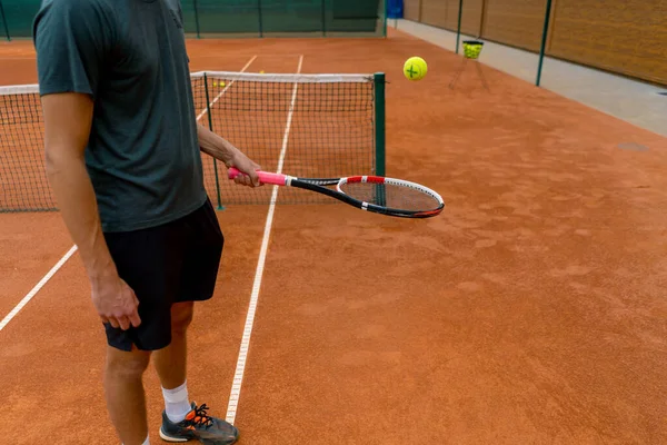 Close Jonge Tennisspeler Trainer Slaan Van Bal Met Een Racket — Stockfoto