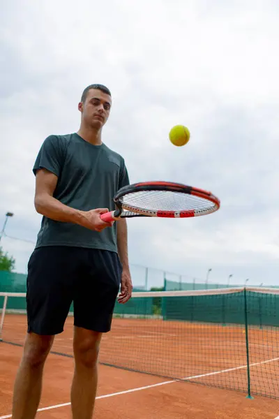 Joven Entrenador Tenis Golpeando Pelota Con Una Raqueta Cancha Tenis — Foto de Stock
