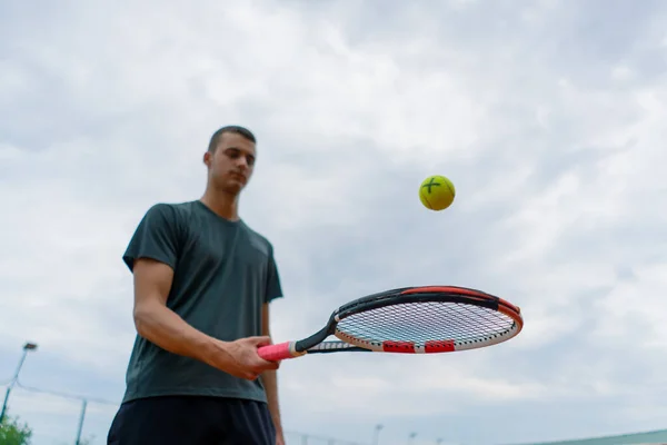 Jonge Tennisspeler Coach Slaan Van Bal Met Een Racket Tennisbaan — Stockfoto