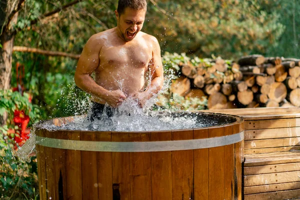 Schöner Athletischer Lächelnder Mann Entspannt Sich Kalten Wasser Einem Freibad — Stockfoto