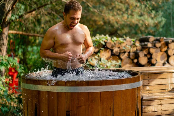 Schöner Athletischer Lächelnder Mann Entspannt Sich Kalten Wasser Einem Freibad — Stockfoto
