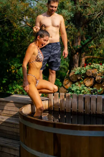 Ein Verliebter Mann Und Eine Verliebte Frau Badeanzügen Entspannen Sich — Stockfoto