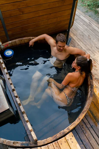 Ein Verliebter Mann Und Eine Verliebte Frau Badeanzügen Entspannen Sich — Stockfoto