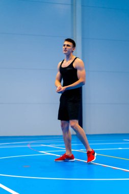 Genç şişirilmiş sporcu voleybol maçı ya da maç sırasında topa servis yapmaya hazırlanıyor.