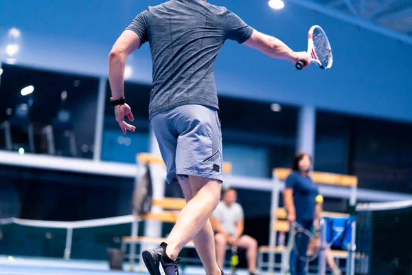 Kapalı Mavi Tenis Kortunda Raketi Saptıran Bir Adam Rakibinin Vuruşlarını — Stok fotoğraf