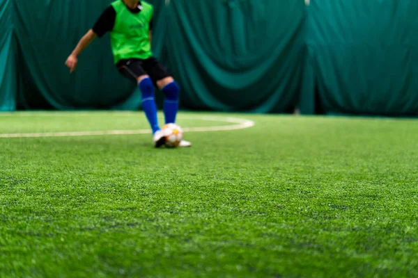 Fußballer Treibt Den Ball Zum Gegnerischen Tor — Stockfoto