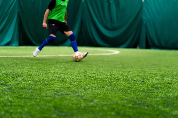 Fußballer Treibt Den Ball Zum Gegnerischen Tor — Stockfoto