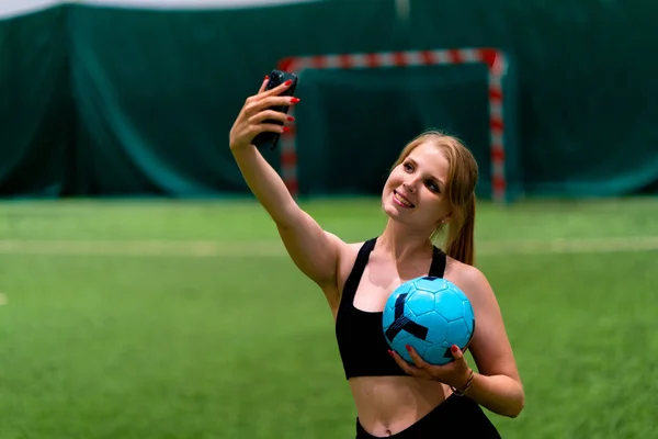Lächelnde Junge Fußball Bloggerin Fotografiert Telefon Selfie Mit Ball Fußballfeld — Stockfoto