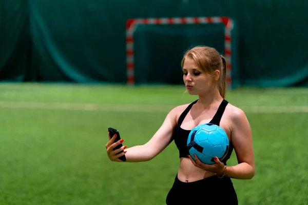 Lächelnde Junge Fußball Bloggerin Fotografiert Telefon Selfie Mit Ball Fußballfeld — Stockfoto