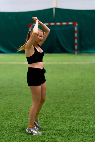 Frauenfußballjunges Mädchen Jubelt Auf Dem Fußballplatz Nach Dem Tor Gegen — Stockfoto