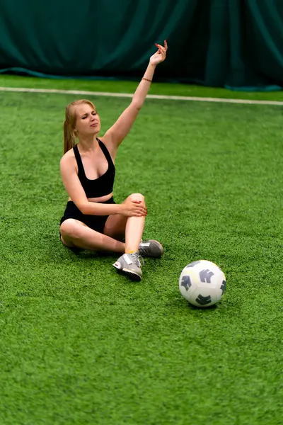 Eine Junge Fußballerin Die Sich Bei Einem Trainingsspiel Bein Verletzt — Stockfoto