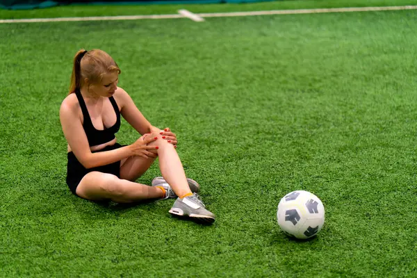 Junge Fußballerin Verletzte Sich Bei Einem Trainingsspiel Als Sie Auf — Stockfoto