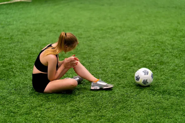 Junge Fußballerin Verletzte Sich Bei Einem Trainingsspiel Als Sie Auf — Stockfoto