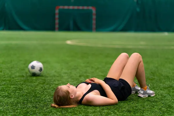 Fútbol Las Mujeres Cansado Jugador Fútbol Femenino Que Descansa Campo —  Fotos de Stock